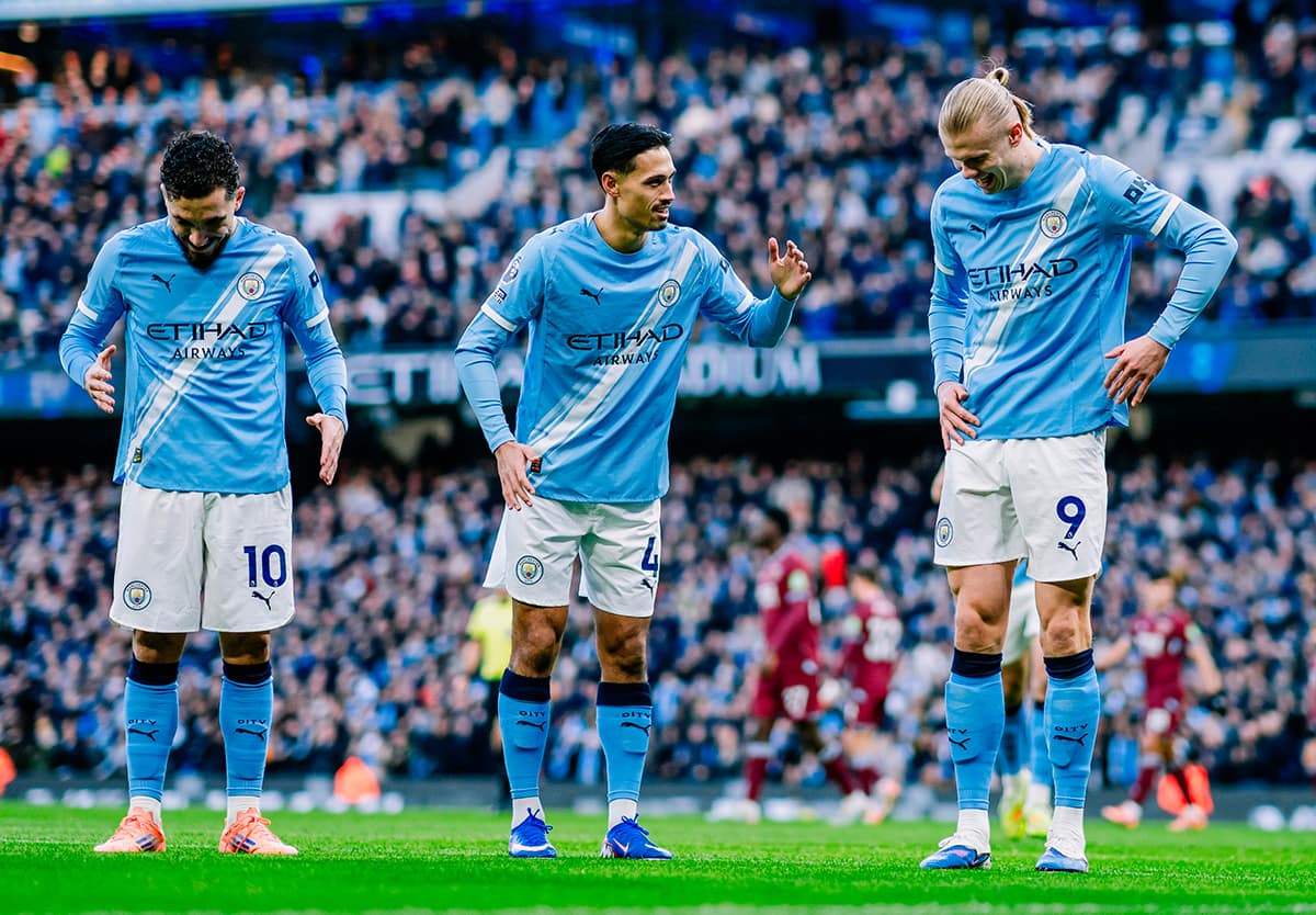 Манчестер Сити уверенно обыгрывает Вэстхэм со счетом 3:0.