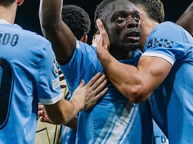 Манчестер Сити одерживает победу 2:0 над итальянским Наполи.