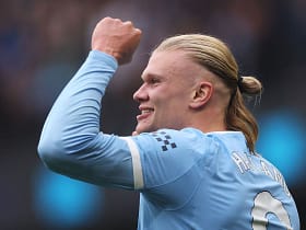 Дубль Эрлинга Холанда в течение пяти минут обеспечивает горожанам домашнюю победу 2:0 над Эвертоном