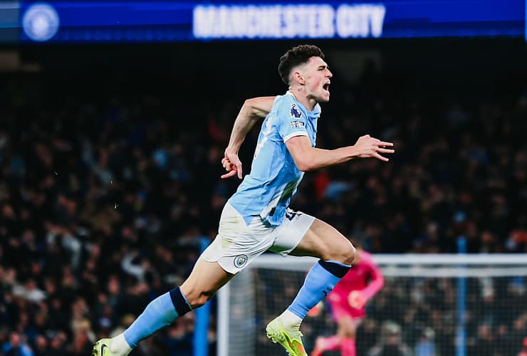 Сити вырывает победу 3:2 в домашнем матче против Лидс Юнайтед благодаря голу Фила Фодена в компенсированное время.