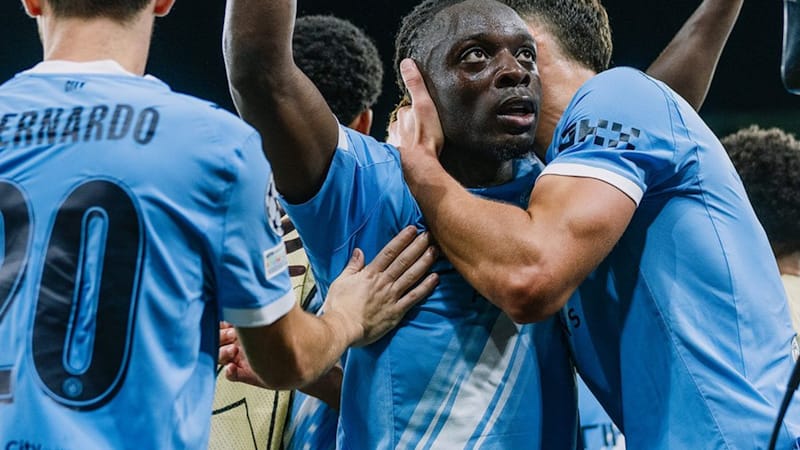 Манчестер Сити одерживает победу 2:0 над итальянским Наполи.